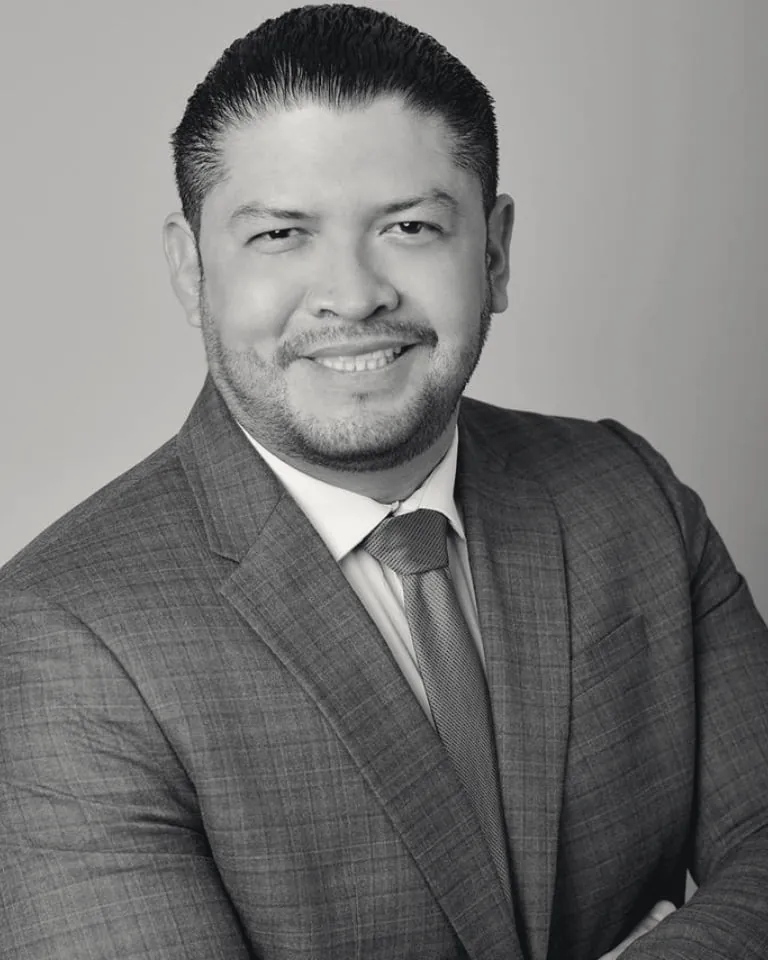 Retrato del Dr. Jorge Rosales, urólogo en Chihuahua