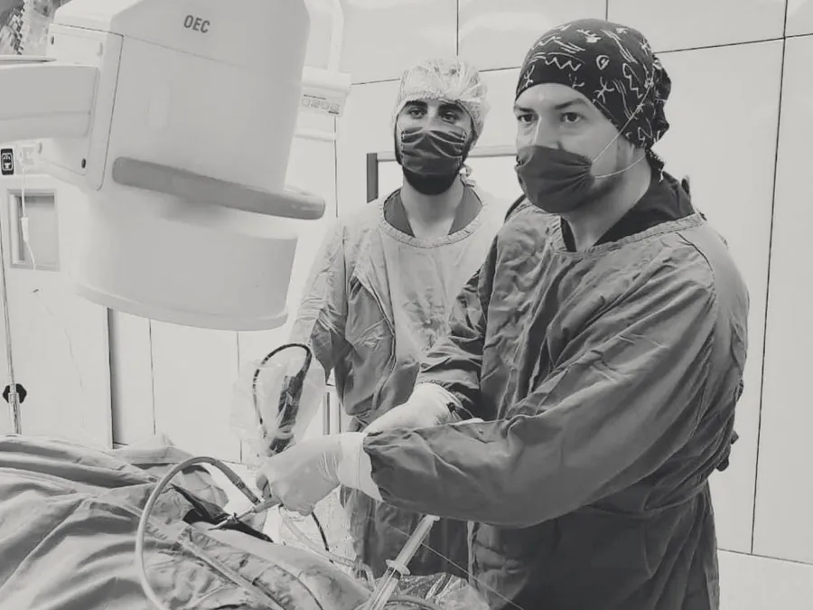 Dr. Jorge Rosales durante una cirugía laparoscópica