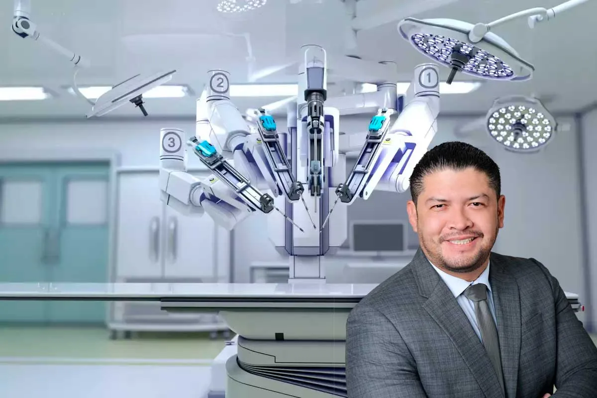 Dr. Jorge Rosales frente a un sistema quirúrgico robótico en un quirófano